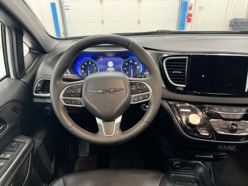 Used 2025 Chrysler Pacifica Select FWD image 11