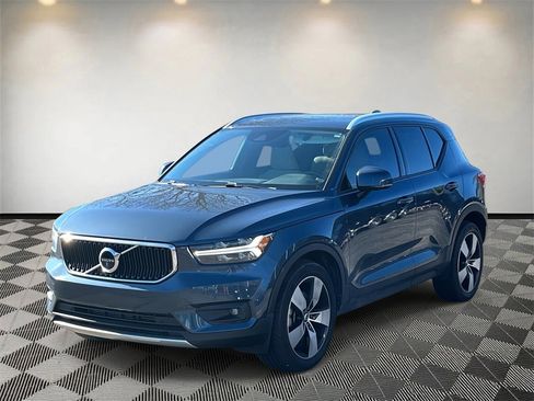Used 2022 Volvo XC40 T5 Momentum w/ Premium Package image 7