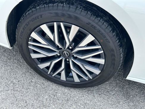 Used 2025 Nissan Altima 2.5 SV AWD/4WD image 9