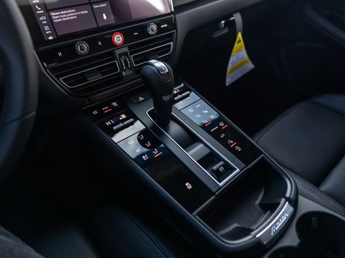 Certified 2026 Porsche Macan AWD/4WD image 27
