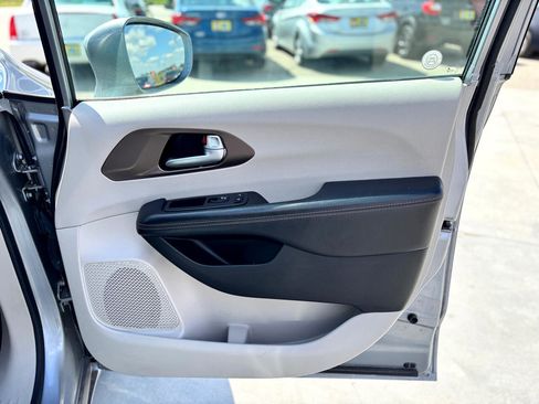 Used 2018 Chrysler Pacifica Touring-L image 27