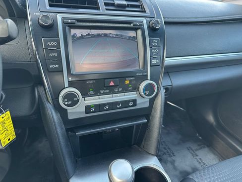 Used 2014 Toyota Camry SE w/ Moonroof Package FWD image 11