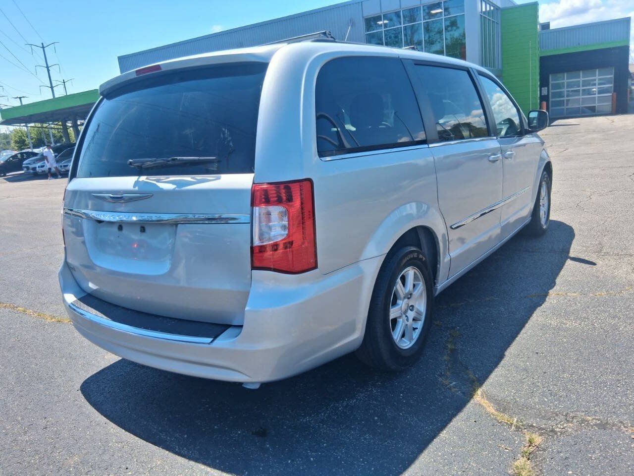 Used 2012 Chrysler Town & Country Touring w/ Entertainment Group #1 FWD image 4