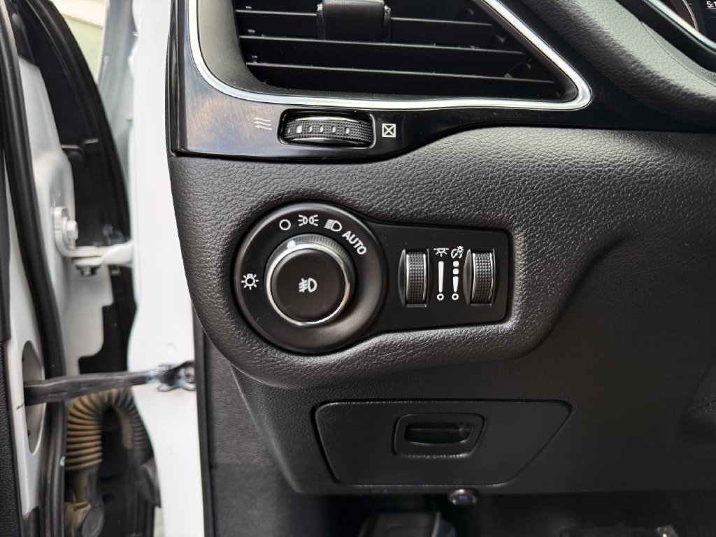 Used 2020 Jeep Cherokee Latitude Plus AWD/4WD image 23