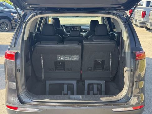 Used 2022 Kia Carnival LX FWD image 11