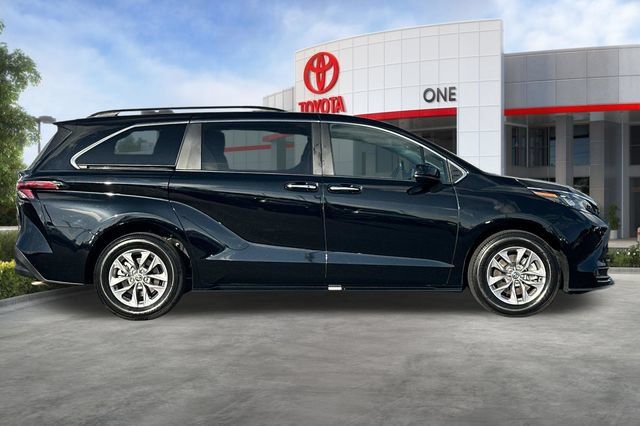 Certified 2026 Toyota Sienna XLE FWD image 3