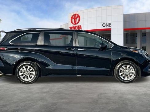 Used 2026 Toyota Sienna XLE FWD image 3
