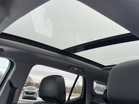 Used 2024 GMC Terrain SLT w/ Tech Package image 17