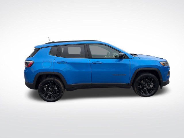 Used 2026 Jeep Compass Latitude AWD/4WD image 6