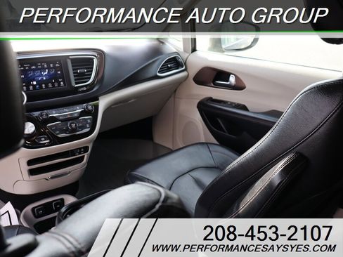 Used 2019 Chrysler Pacifica Touring-L image 17
