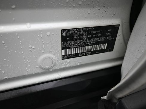 Used 2022 Toyota Venza XLE image 20