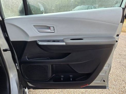 Used 2025 Toyota Sienna LE image 27