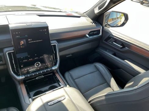 Used 2025 GMC Yukon XL Denali AWD/4WD image 17