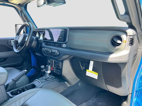 Used 2024 Jeep Gladiator Mojave w/ Technology Group AWD/4WD image 29
