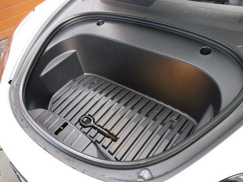 Used 2023 Tesla Model 3 Standard Range image 5