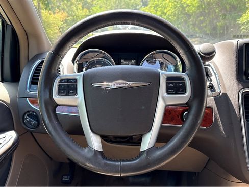 Used 2015 Chrysler Town & Country Touring w/ Driver Convenience Group FWD image 13