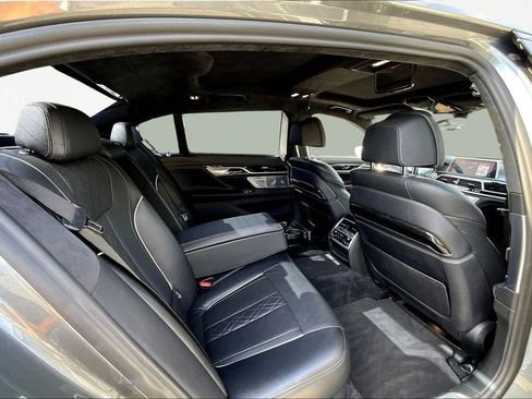Used 2018 BMW 750i image 26