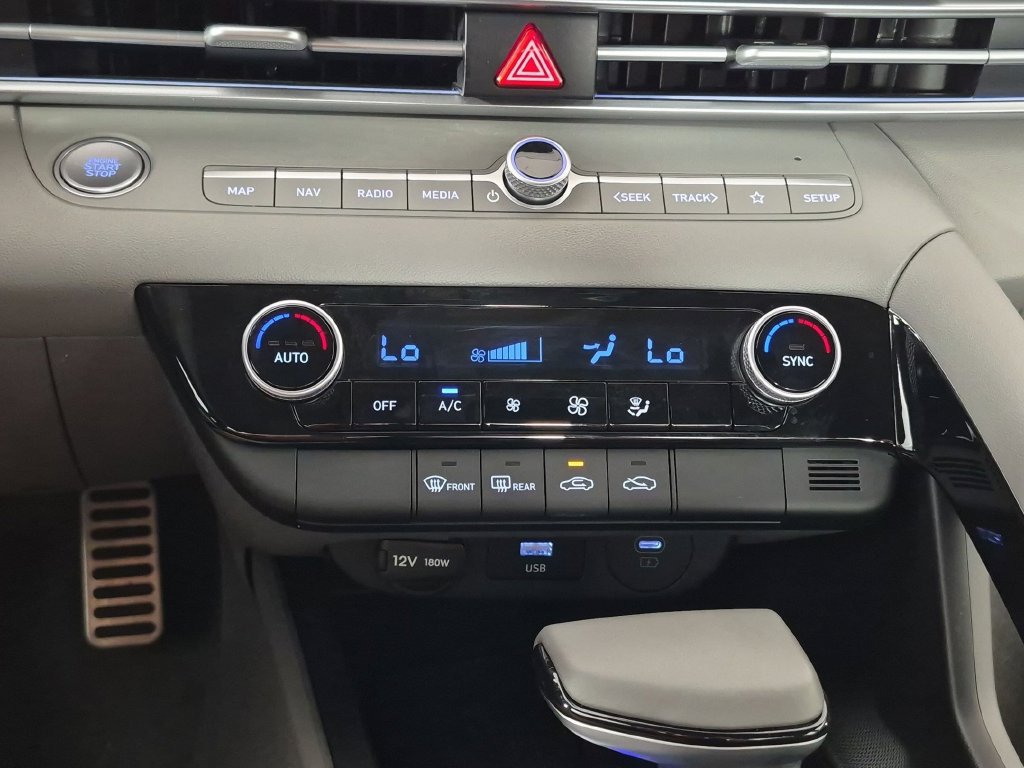 Used 2025 Hyundai Elantra SEL FWD image 28