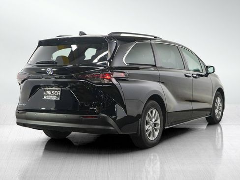 Used 2025 Toyota Sienna XLE w/ XLE Plus Package AWD/4WD image 5