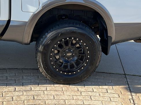 Used 2019 Nissan Titan PRO-4X w/ Pro-4x Convenience Package image 12