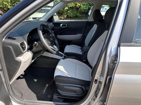 Used 2023 Hyundai Venue SEL FWD image 10
