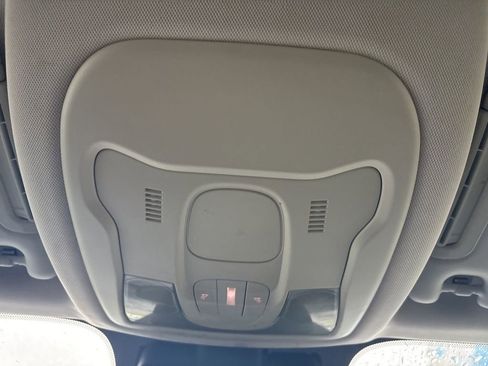 Used 2018 Jeep Renegade Latitude FWD image 20