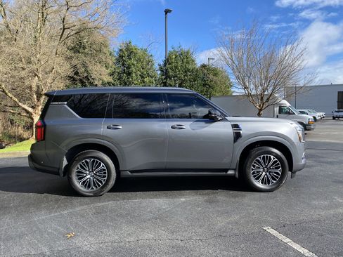 Used 2025 Nissan Armada SL image 10