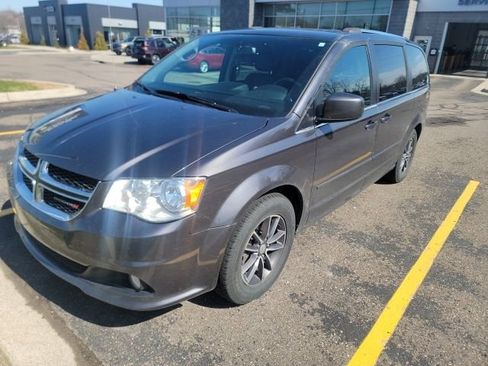 Used 2017 Dodge Grand Caravan SXT w/ Driver Convenience Group image 2
