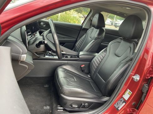 Used 2025 Hyundai Elantra Limited FWD image 18