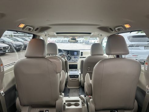 Used 2019 Toyota Sienna XLE w/ XLE Navigation Package FWD image 11