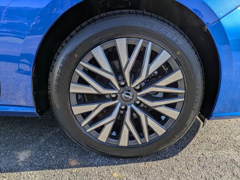 Used 2025 Nissan Altima 2.5 SV FWD image 11