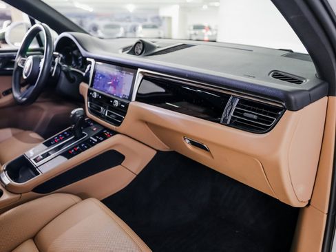 Certified 2023 Porsche Macan image 28