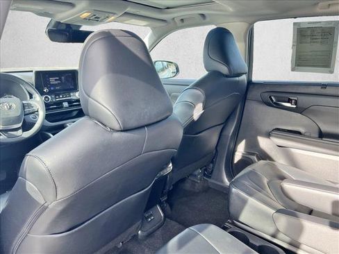 Certified 2024 Toyota Highlander XLE image 17