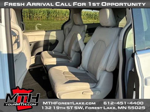 Used 2021 Chrysler Pacifica Touring-L FWD image 10