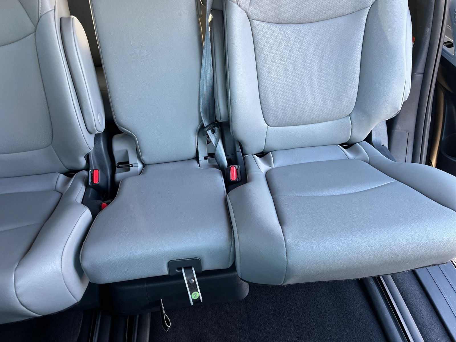 Used 2025 Toyota Sienna XLE FWD image 39