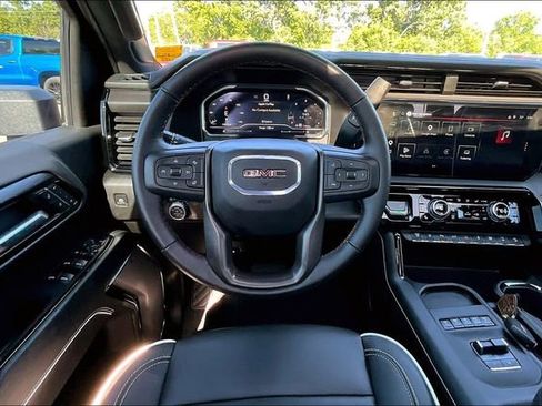 Used 2025 GMC Sierra 2500 AT4X AWD/4WD image 8