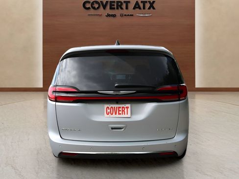 Used 2026 Chrysler Pacifica Limited FWD image 4