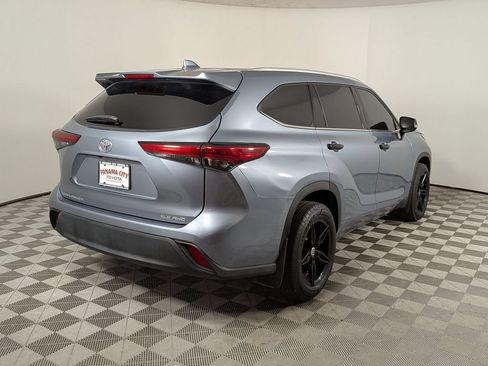 Used 2022 Toyota Highlander XLE AWD/4WD image 3