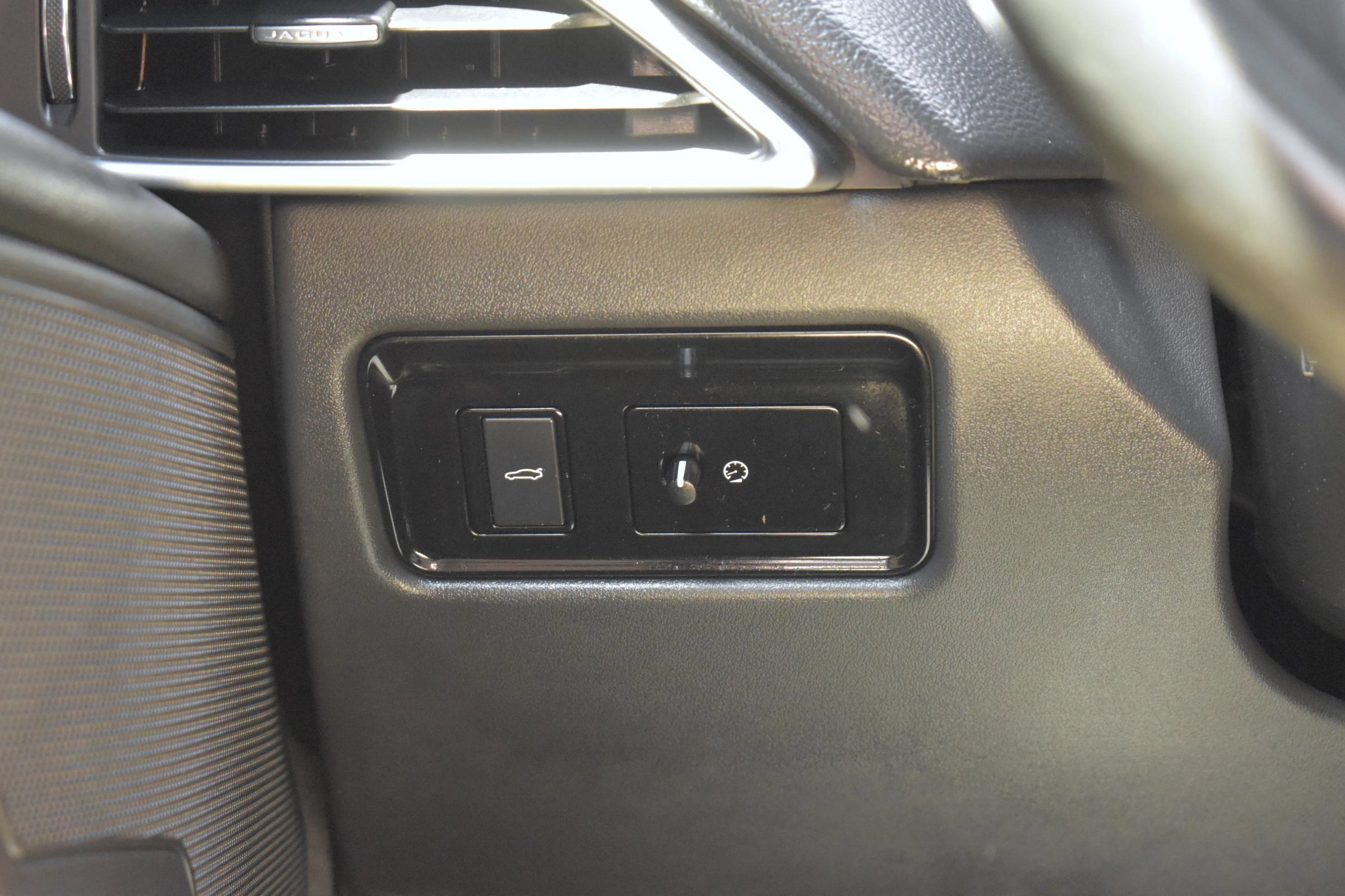 Used 2017 Jaguar XE Premium RWD image 58