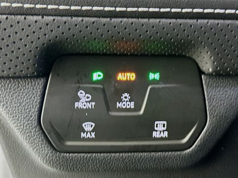 Used 2025 Volkswagen Atlas Cross Sport SE image 17