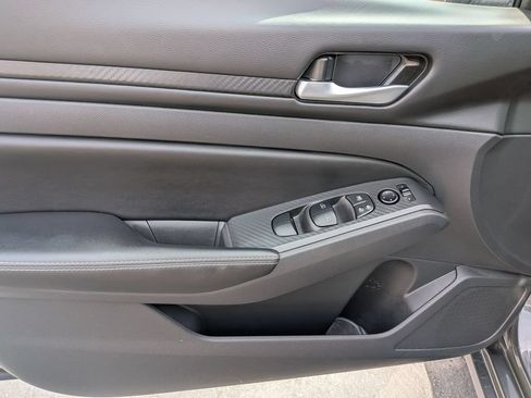 Used 2025 Nissan Altima 2.5 SV FWD image 11