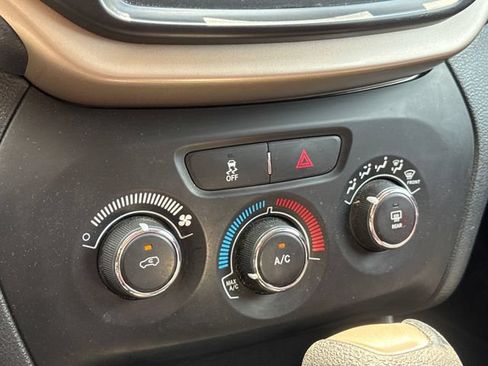 Used 2015 Jeep Cherokee Sport FWD image 20