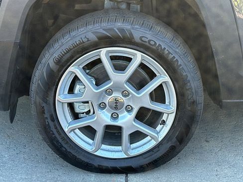 New 2023 Jeep Renegade Latitude w/ Premium Group image 23