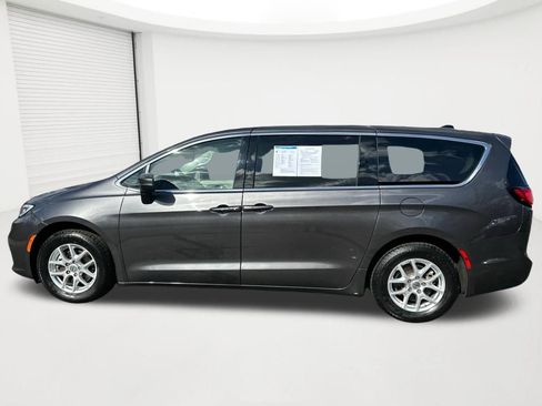 Used 2023 Chrysler Pacifica Touring-L FWD image 8