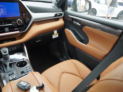 New 2026 Toyota Highlander Platinum AWD/4WD image 19