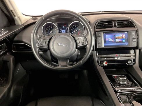 Used 2017 Jaguar F-PACE Premium image 4