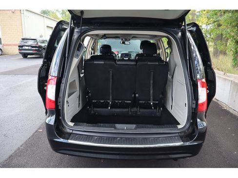 Used 2016 Chrysler Town & Country Touring w/ Driver Convenience Group image 15