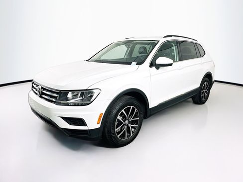 Used 2021 Volkswagen Tiguan SE w/ Panoramic Sunroof Package image 3
