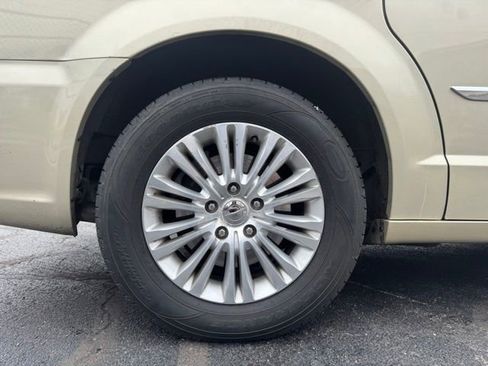 Used 2012 Chrysler Town & Country Limited w/ Luxury Group image 18