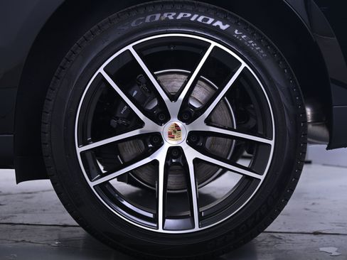 Used 2025 Porsche Macan image 16